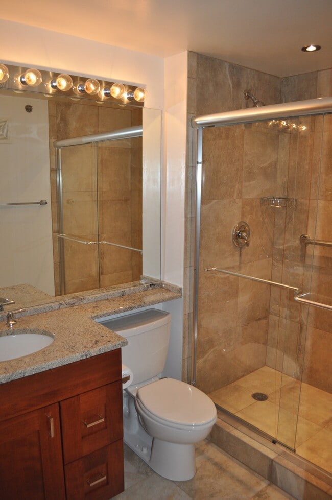 Photo - 226 N Clinton St Unidad 608