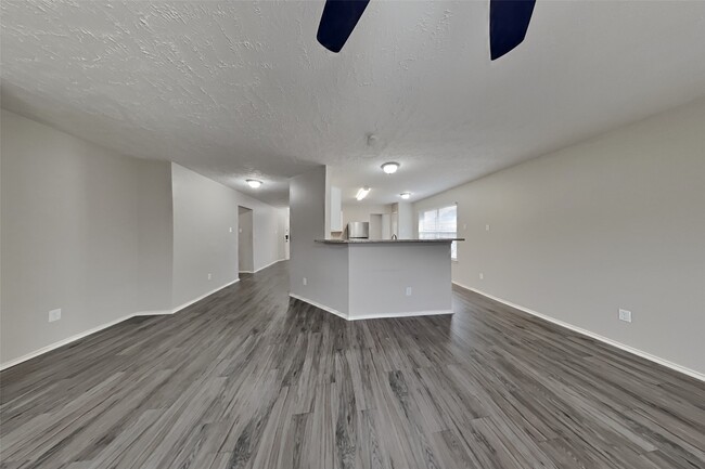 Photo - 2908 Piccadilly Circus