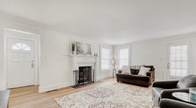 Photo - 639 E Iredell Ave