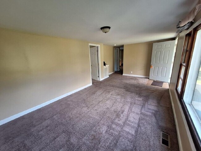 Photo - Knoxville 37914 - 3 bedroom, 1 bath home - Contact Tara Hayes (865) 242-8010