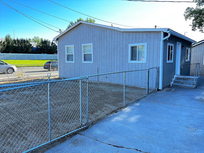 Building Photo - Charming 2 bedroom House Unit 860