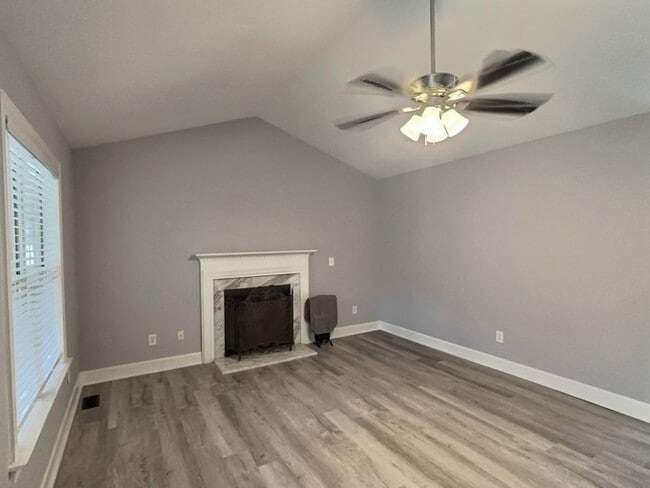 Photo - 20 Hollyfield Ln