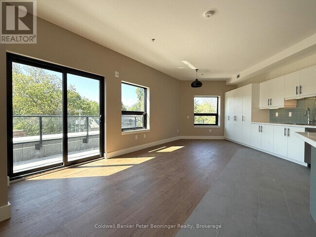 Photo - 405 Queen St S