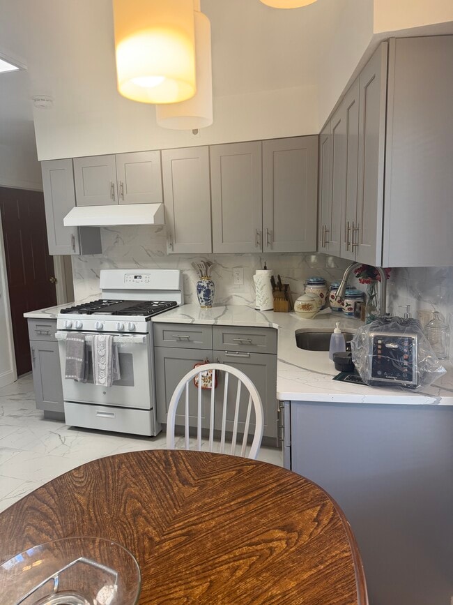 2364 Mott Ave Unidad Second floor