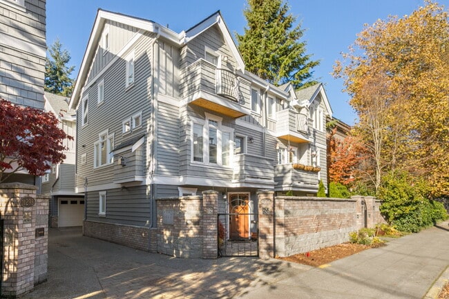 Building Photo - Stunning Capitol Hill Townhome in Prime Seattle Location – 3BR / 3BA Available June 7