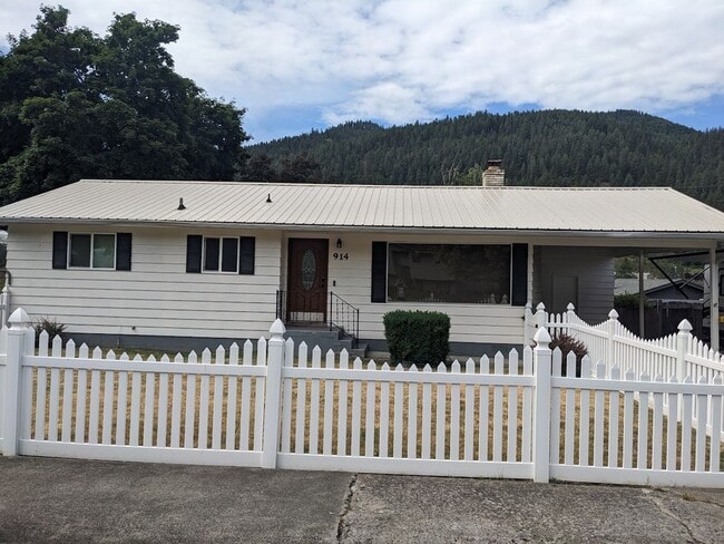 Building Photo - Beautiful 3 bedroom Orofino House