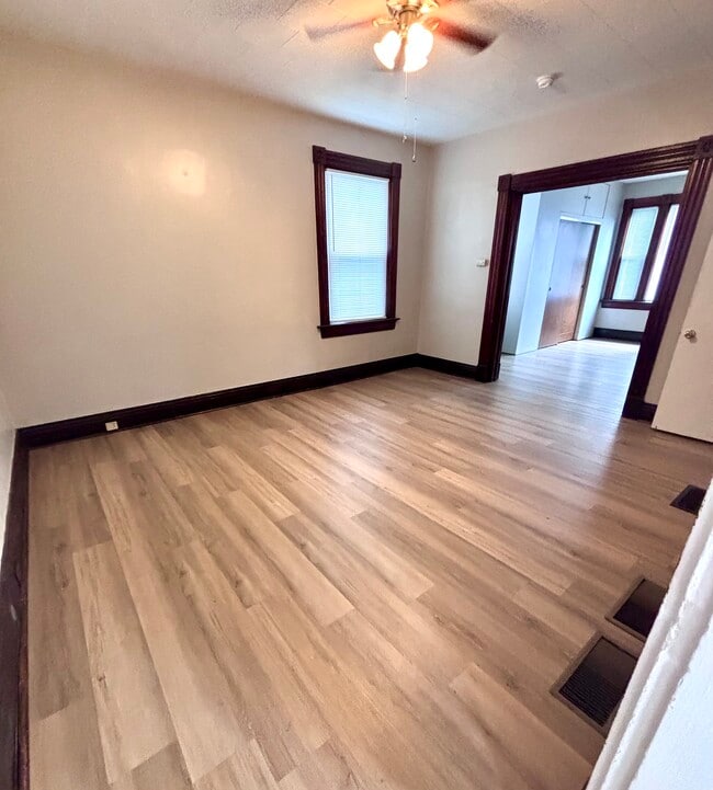 Living room/dining room space. - 4822 Oak St Unit 1