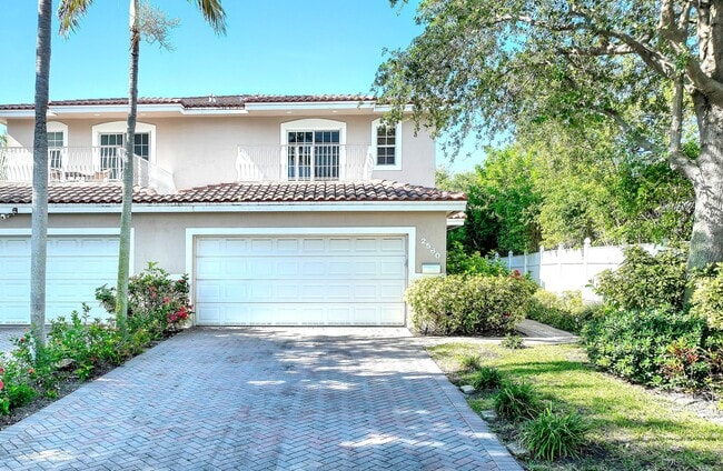 Building Photo - 2560 NE 11th St