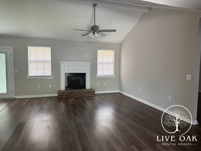 Photo - MOVE IN SPECIAL: $500 OFF 1ST MONTH'S RENT!**