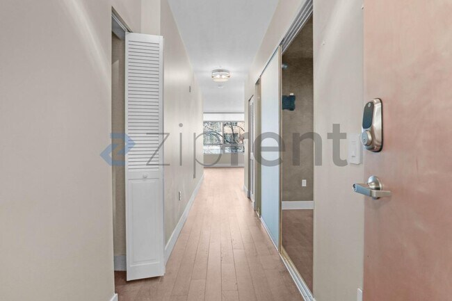 Photo - 530 Broadway E