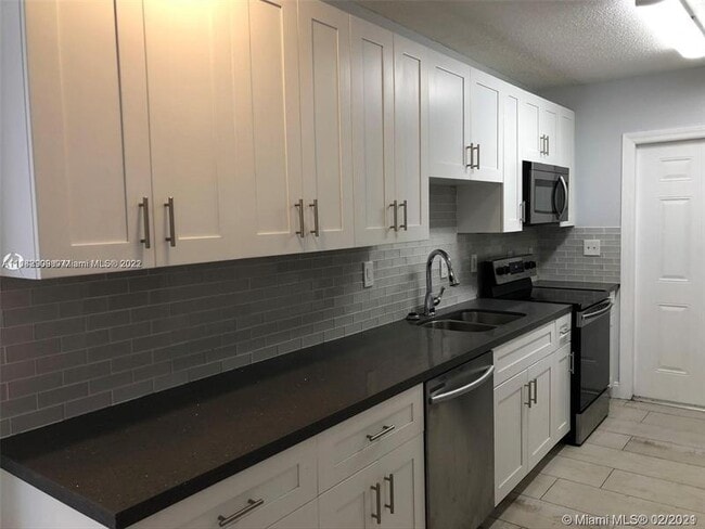 Building Photo - 1235 NE 3rd Ave Unit 1