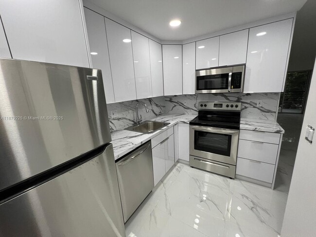 Building Photo - 505 Gardens Dr Unit 201 Rental