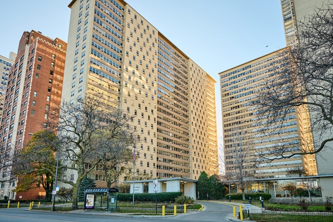 Building Photo - 3950 N Lake Shore Dr Unit 904