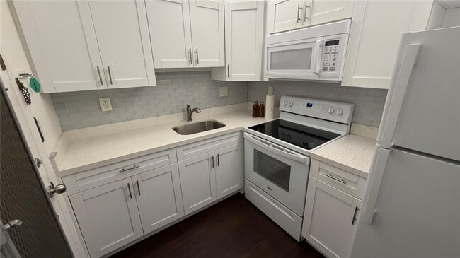 Building Photo - 3040 NE 16th Ave Unit 305