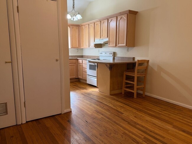 Photo - 648 E 2nd St