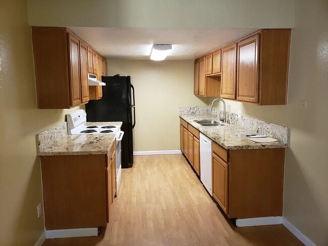 Building Photo - 8081 Via de Palmas Ln Unit 2