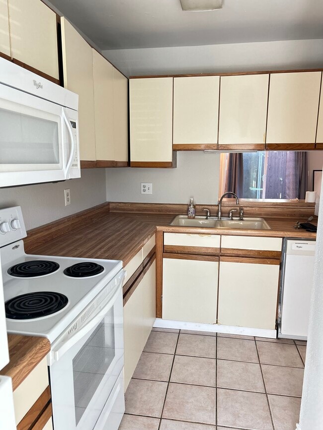 Photo - 644 W Collins St