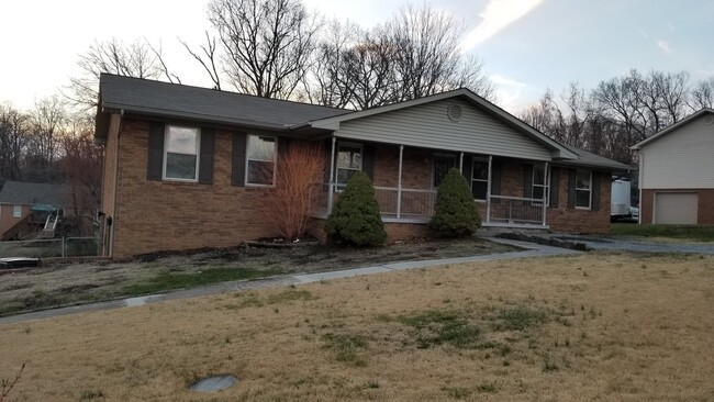 Lovely Brick Home in Nice Neighborhood - Lovely Brick Home in Nice Neighborhood