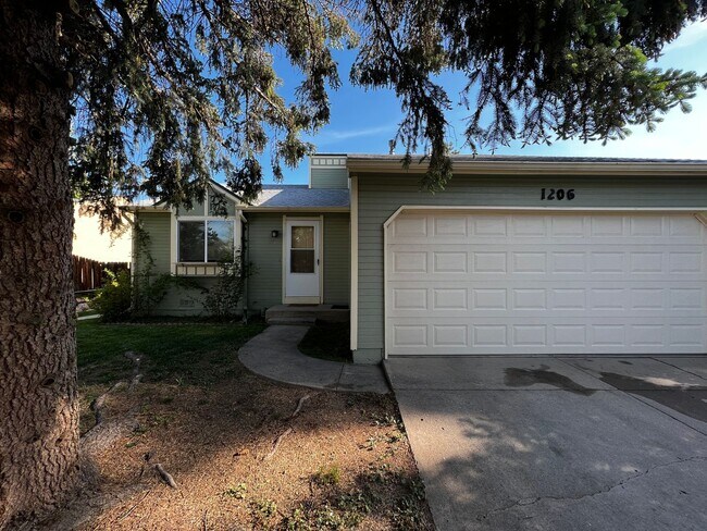 Photo - 3 bed, 2 bath Tri-Level in Central Fort Co...