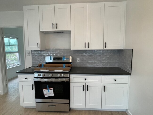 Photo - 5325 Whitsett Ave