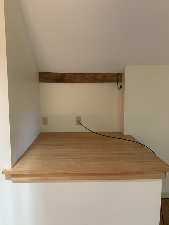 Storage space/shelf - 7098 FERRY Rd Unit 1