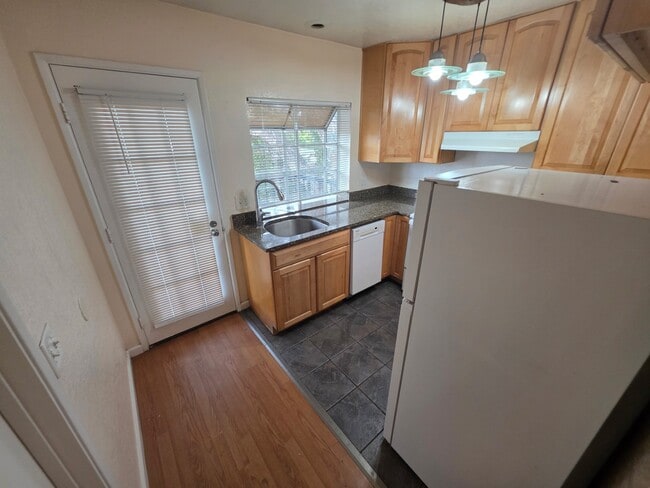 Photo - 1973 Bonifacio St