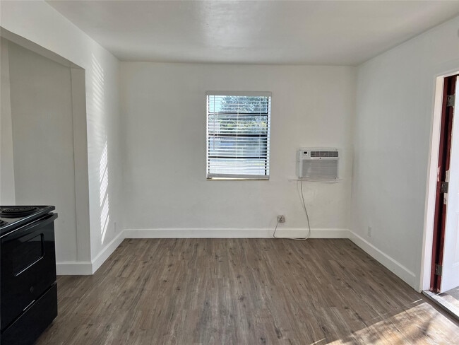 Photo - 1723 Moffett St Unit 12