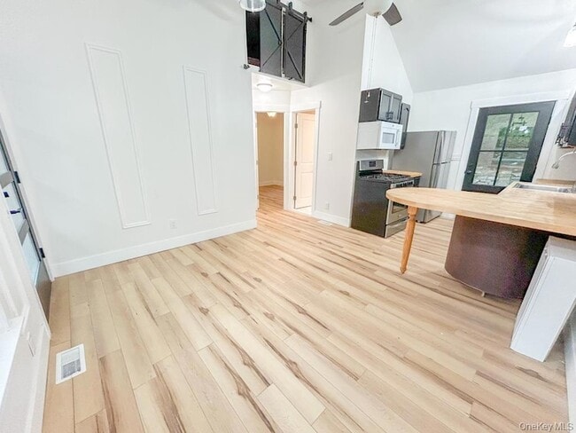 Photo - 765 Meadow Rd