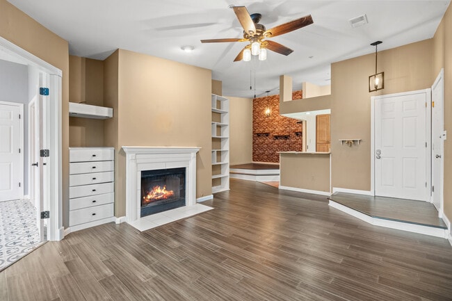 Photo - 6109 Wigmore Ln Unidad N