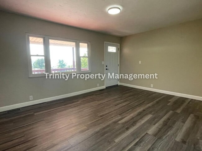 Photo - 305 Michael St