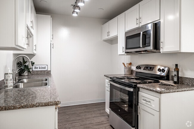 1BR, 1BA - 766SF - Kitchen