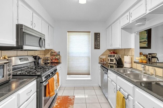 Building Photo - 10007 Kirkbluff Dr