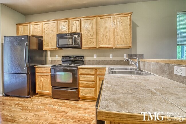 Building Photo - Wonderful 4 bed 2.5 Bath Townhome in Hills...