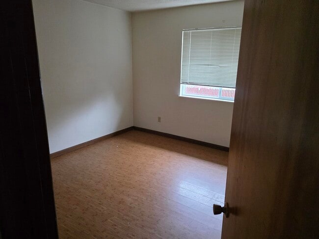 Photo - 352 Catron St N