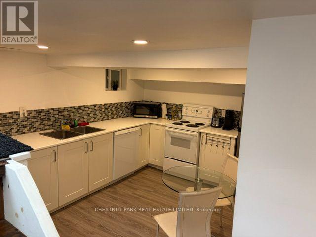 15 Denison Rd E
