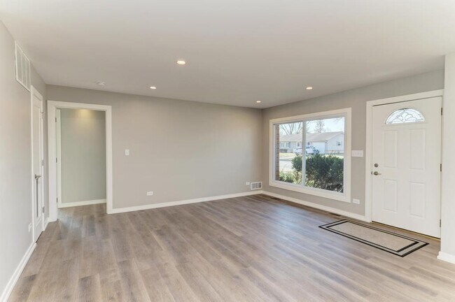 Photo - 935 Elmwood Ln