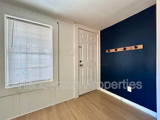 Photo - 532 E Iredell Ave Unit B