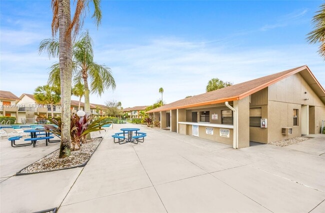 Building Photo - 5521 Courtyard Dr Unit 5521