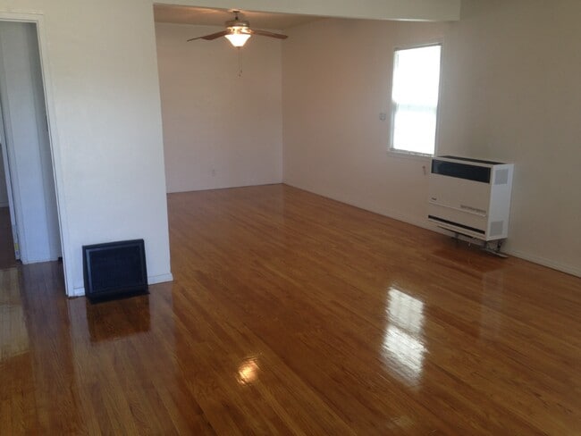 Living Room - 840 Rose Ave