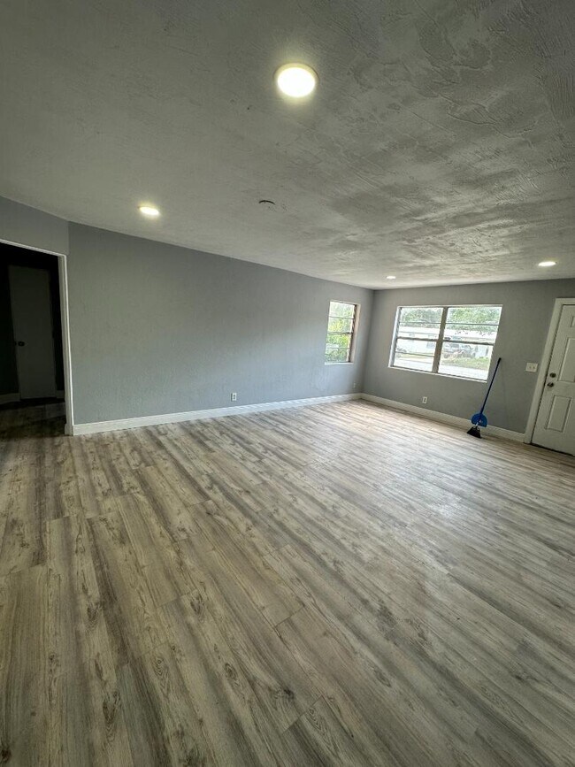 Photo - 727 Essex Rd