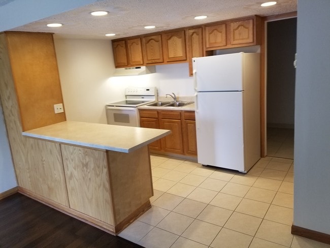 KITCHEN AND BREAKFAST BAR - 2331 E Market St Unit 226