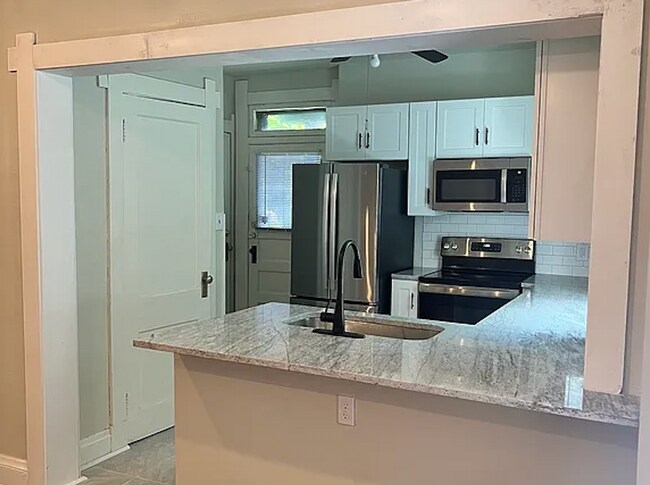 Eat In Kitchen - 2606 Melrose Ave Unit 1