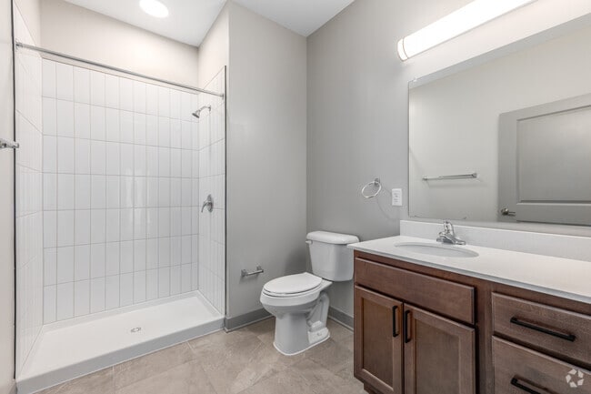 2BR, 2BA - 953SF - Bathroom