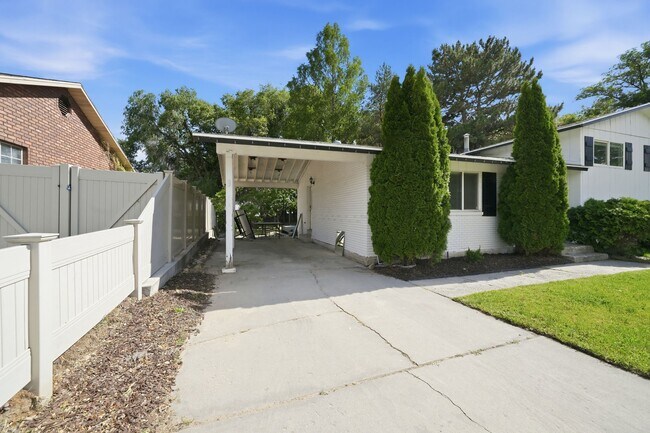 281 W 2000 S St