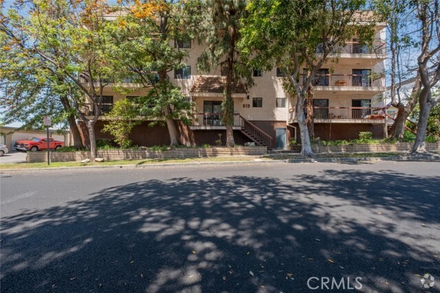 Building Photo - 619 E Elmwood Ave Unit Q Rental