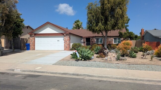 Building Photo - Move In Special!!! Refreshed Single Level Home