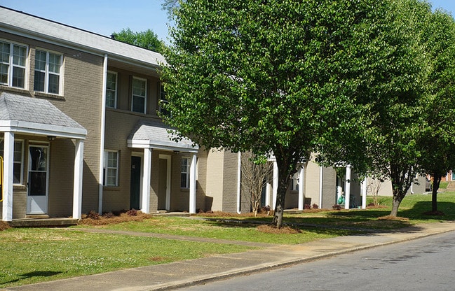 Photo - Sylacauga Oaks Apartments
