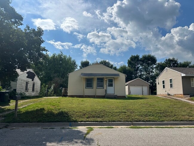 2 bedroom house available now $750 - 2 bedroom house available now $750