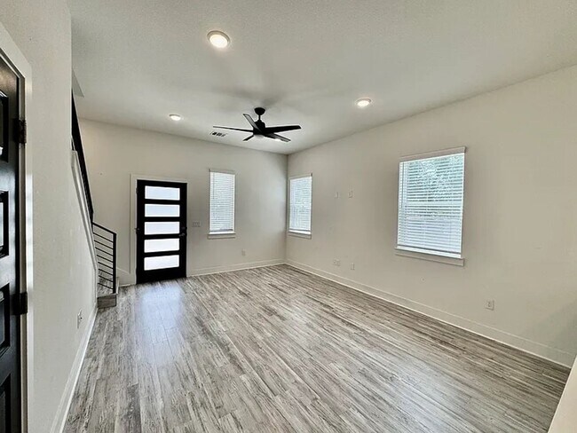 Photo - Modern Farmhouse montopolis