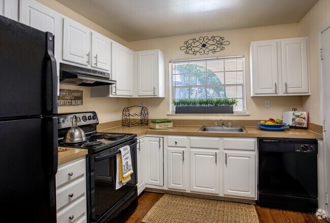2BD/2BA - 1,275 SqFt - Kitchen - The Legacy Apartments